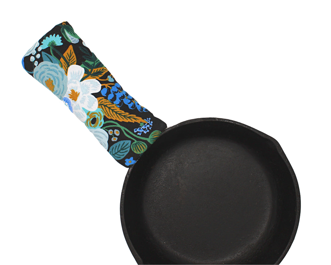 https://whitepineandwillow.com/cdn/shop/products/gardenparty-blue-skillet-handlecover.jpg?v=1672868014&width=1080