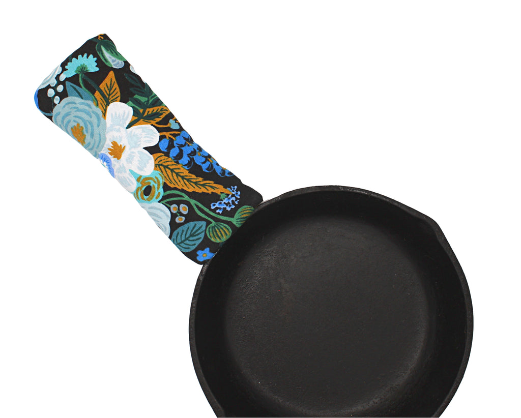 https://whitepineandwillow.com/cdn/shop/products/gardenparty-blue-skillet-handlecover_1024x1024.jpg?v=1672868014